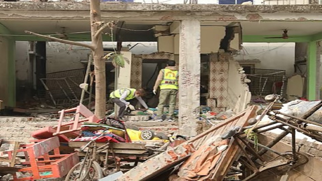 কেরানীগঞ্জে মাদ্রাসায় বিস্ফোরণ: উড়ে গেল দুটি কক্ষ, উদ্ধার ককটেল ও বোমা তৈরির সরঞ্জাম